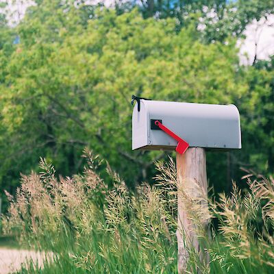 Briefkasten an einem Wegesrand