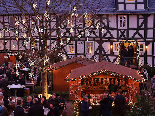 Blick von oben auf Weihnachtsmarktstände mit Besuchern
